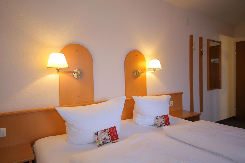 Hotel Zum Prinzen Зинсхайм Экстерьер фото